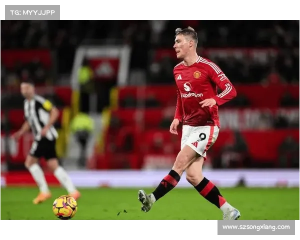 全面解析曼联射手弗兰在球场上展现的多项核心技能与技术特点表现 全面解析曼联射手弗兰在球场上展现的多项核心技能与技术特点表现