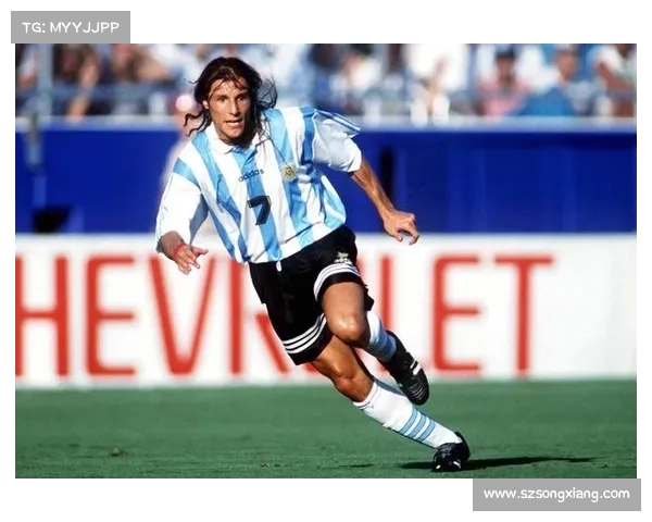 如何从多个维度评价足坛巨星的历史地位与影响力