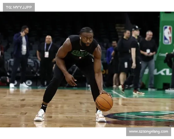 如何解读杰伦布朗在球场上对队友的信任与合作精神